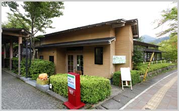 水辺のカフェテラス外観