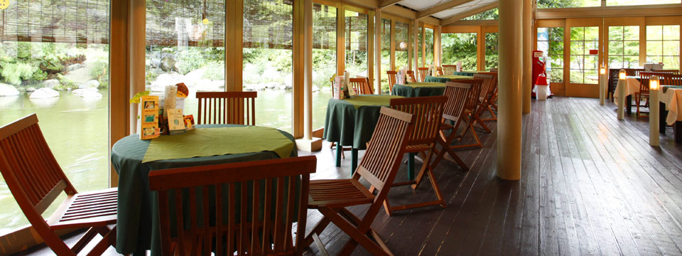 水辺のカフェテラス